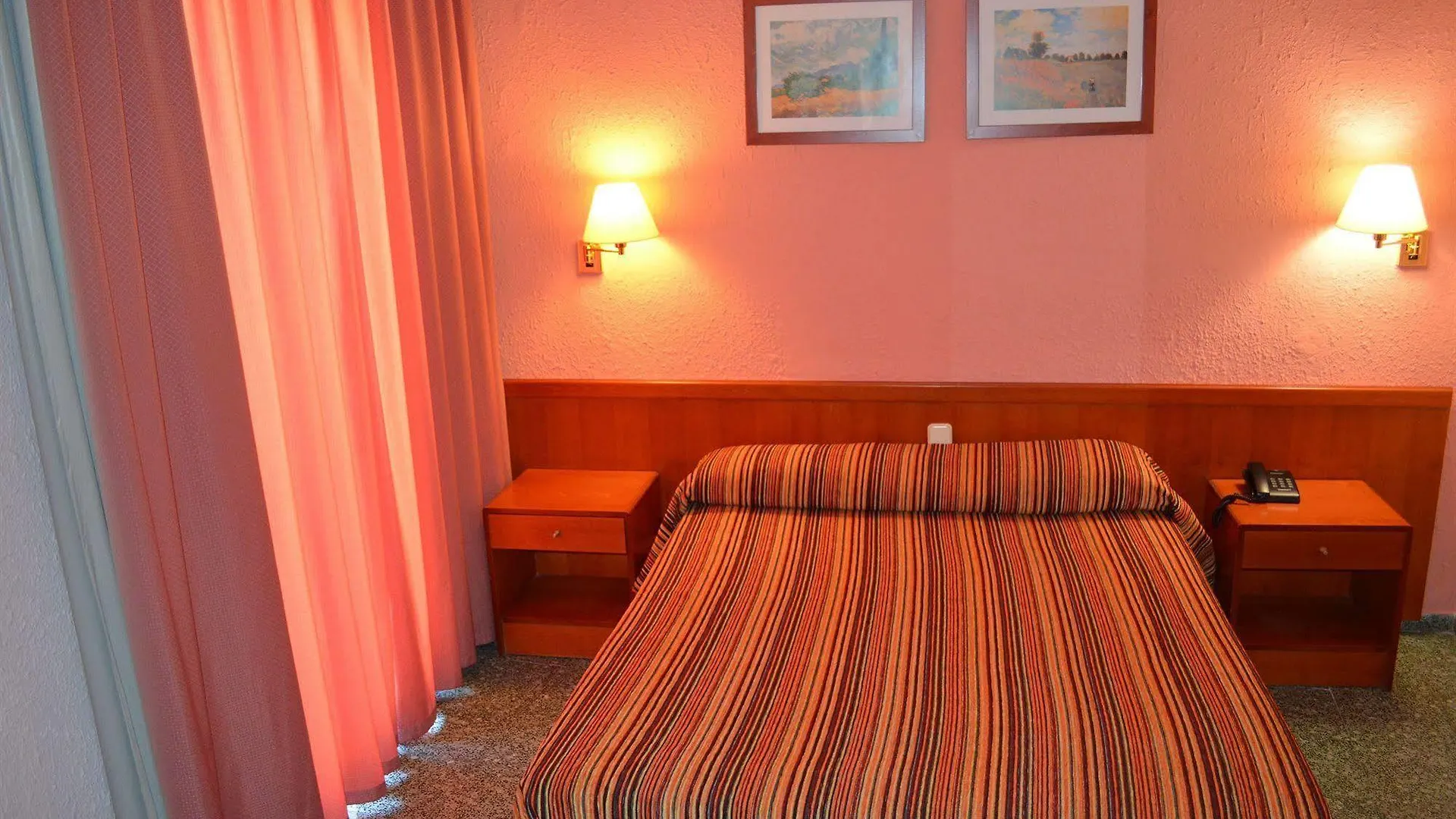 **  Hotel Cuatro Naciones Barcelona Španělsko